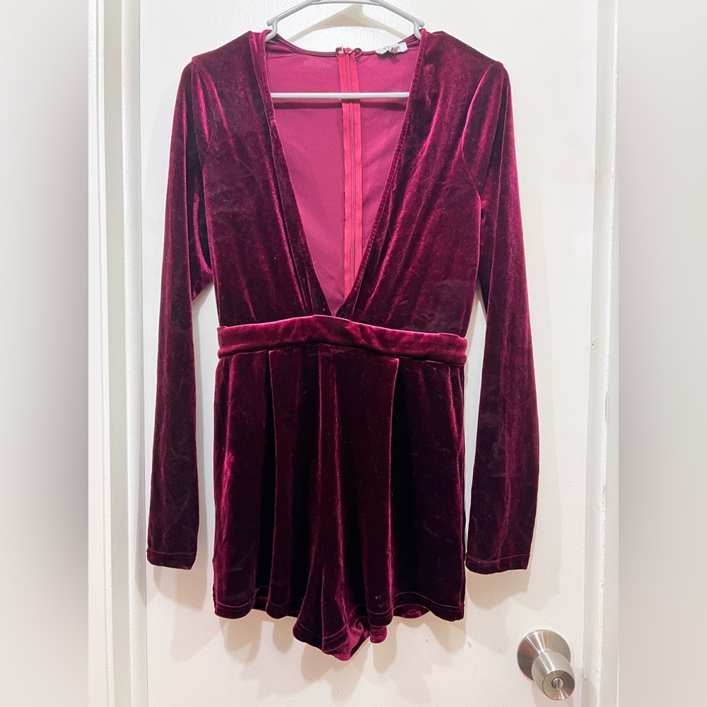 Monday-Friday flash sale ‼️
Tobi Deep Red Velvet Dress